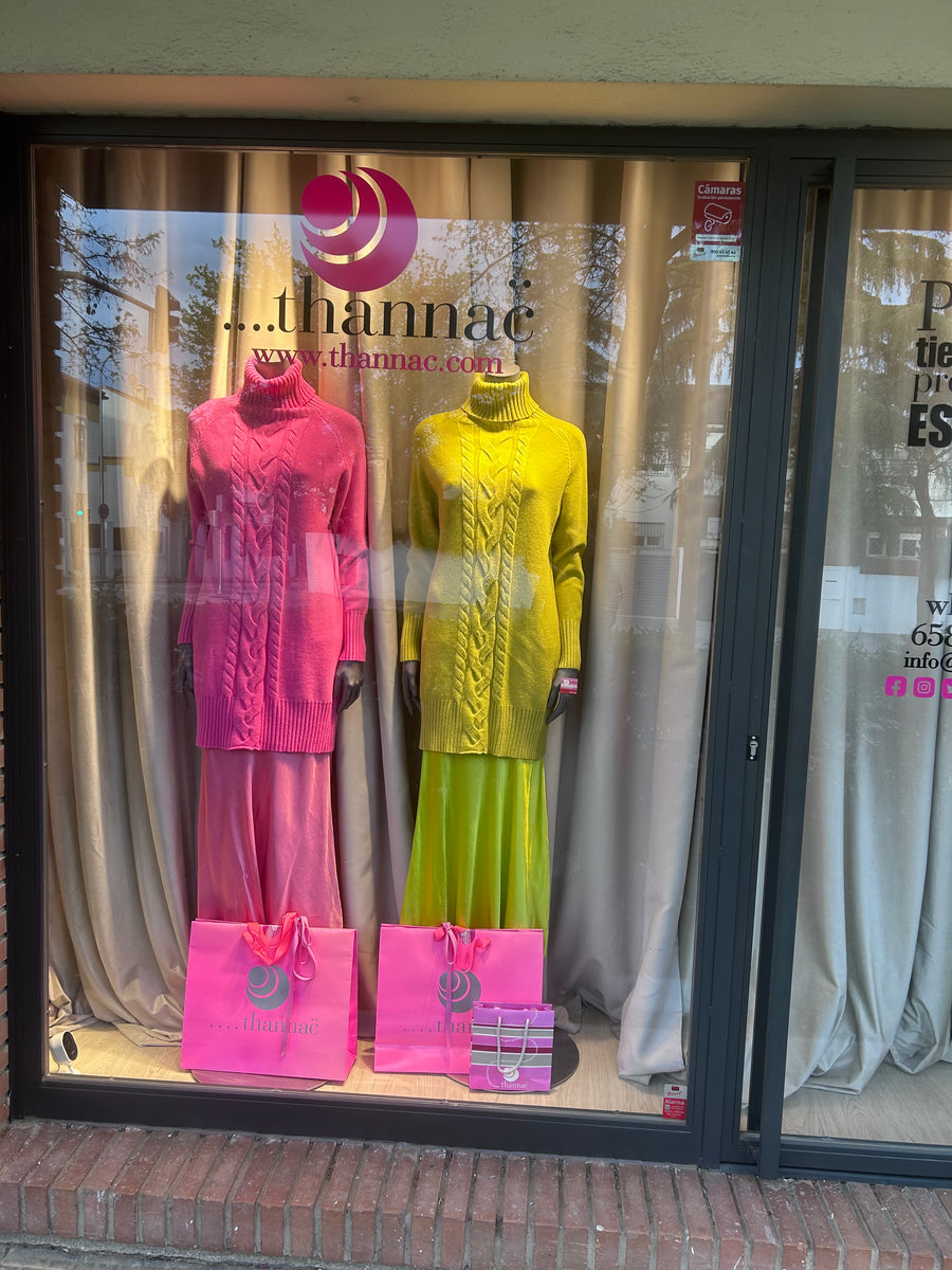 Conjunto de jersey de cuello alto y falda larga de satén