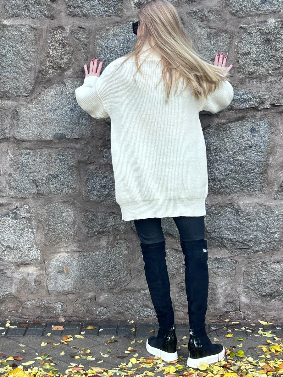 Turtleneck sweater with zipper closure