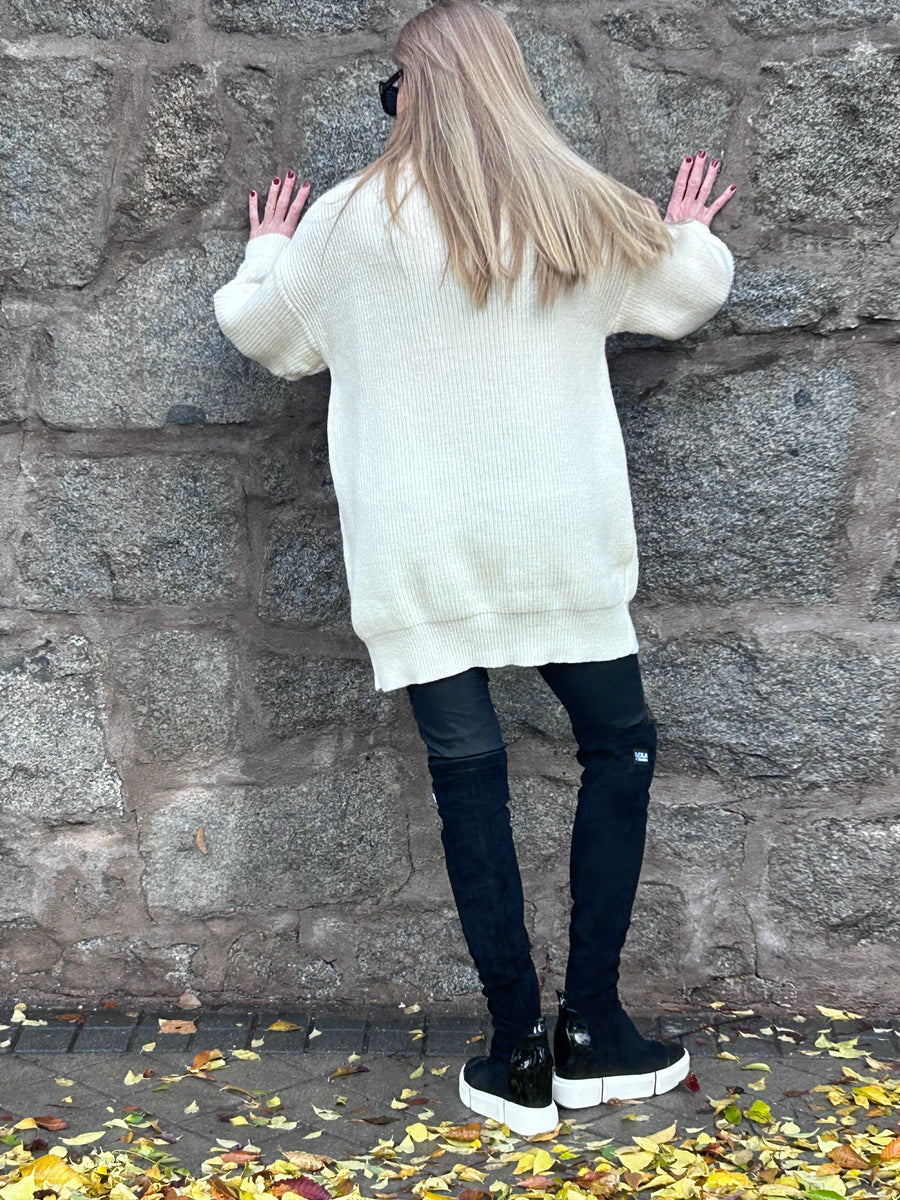 Turtleneck sweater with zipper closure