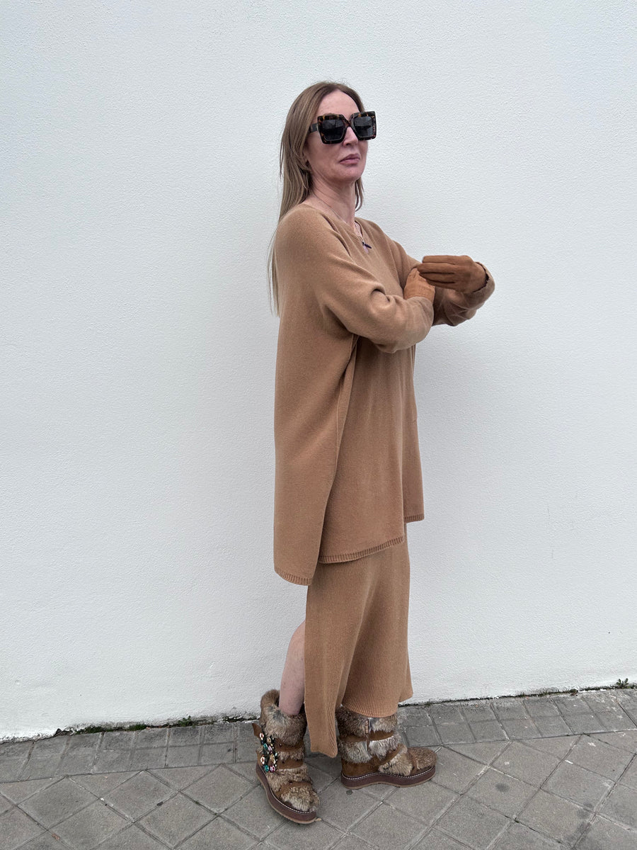 Conjunto de punto suave con jersey largo oversize y falda estrecha