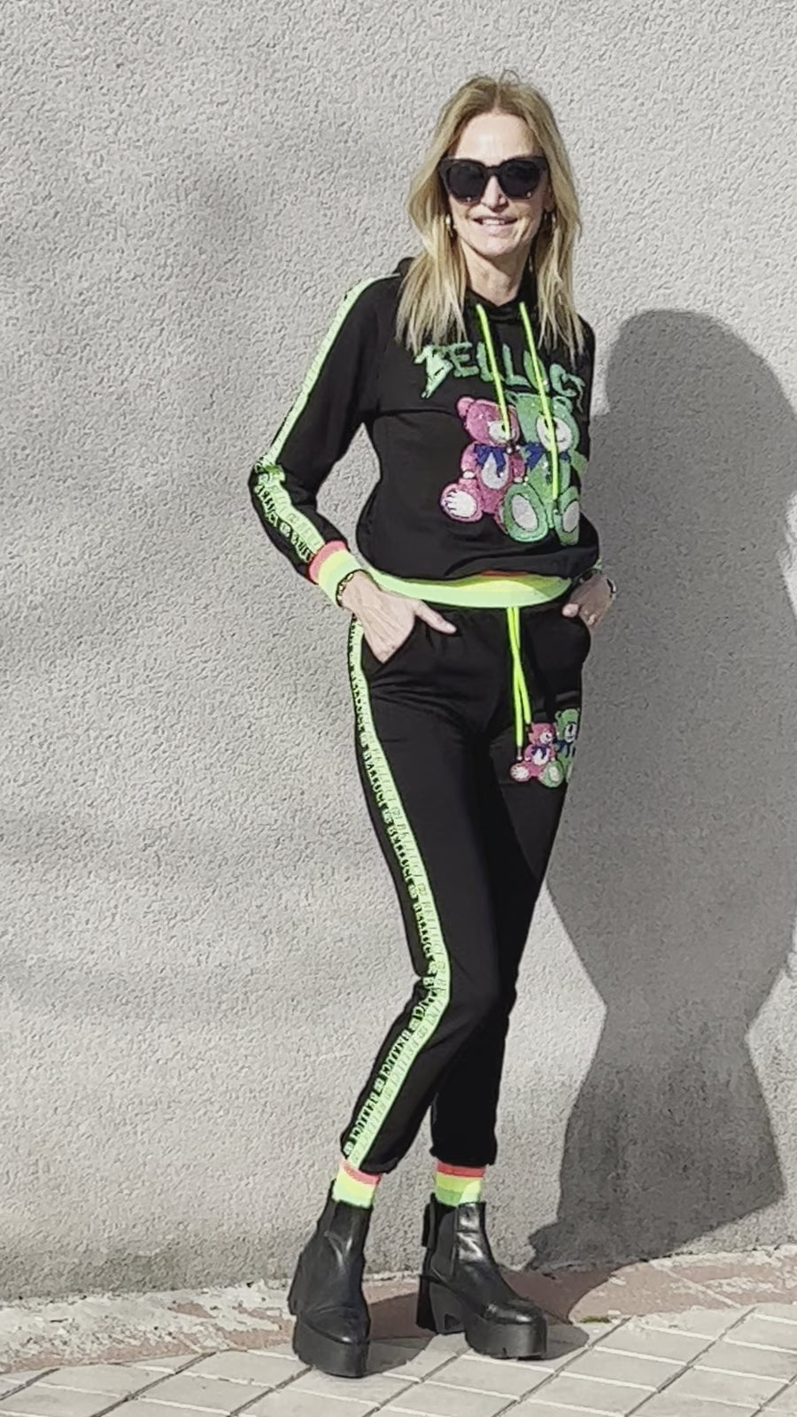 CONJUNTO ESTILO TRACK SUIT DE LYCRA CON TRASERA DE STRASS