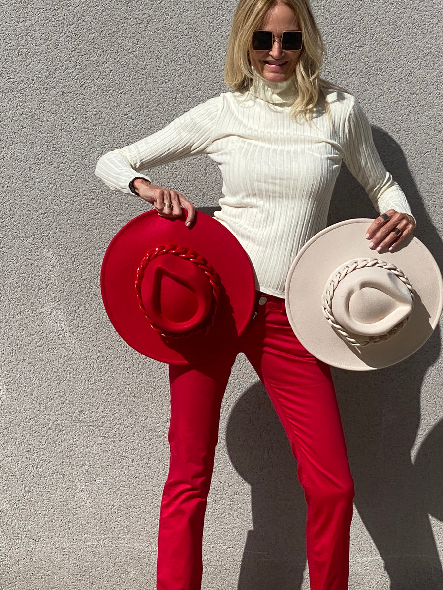 Felt hat with matching chain