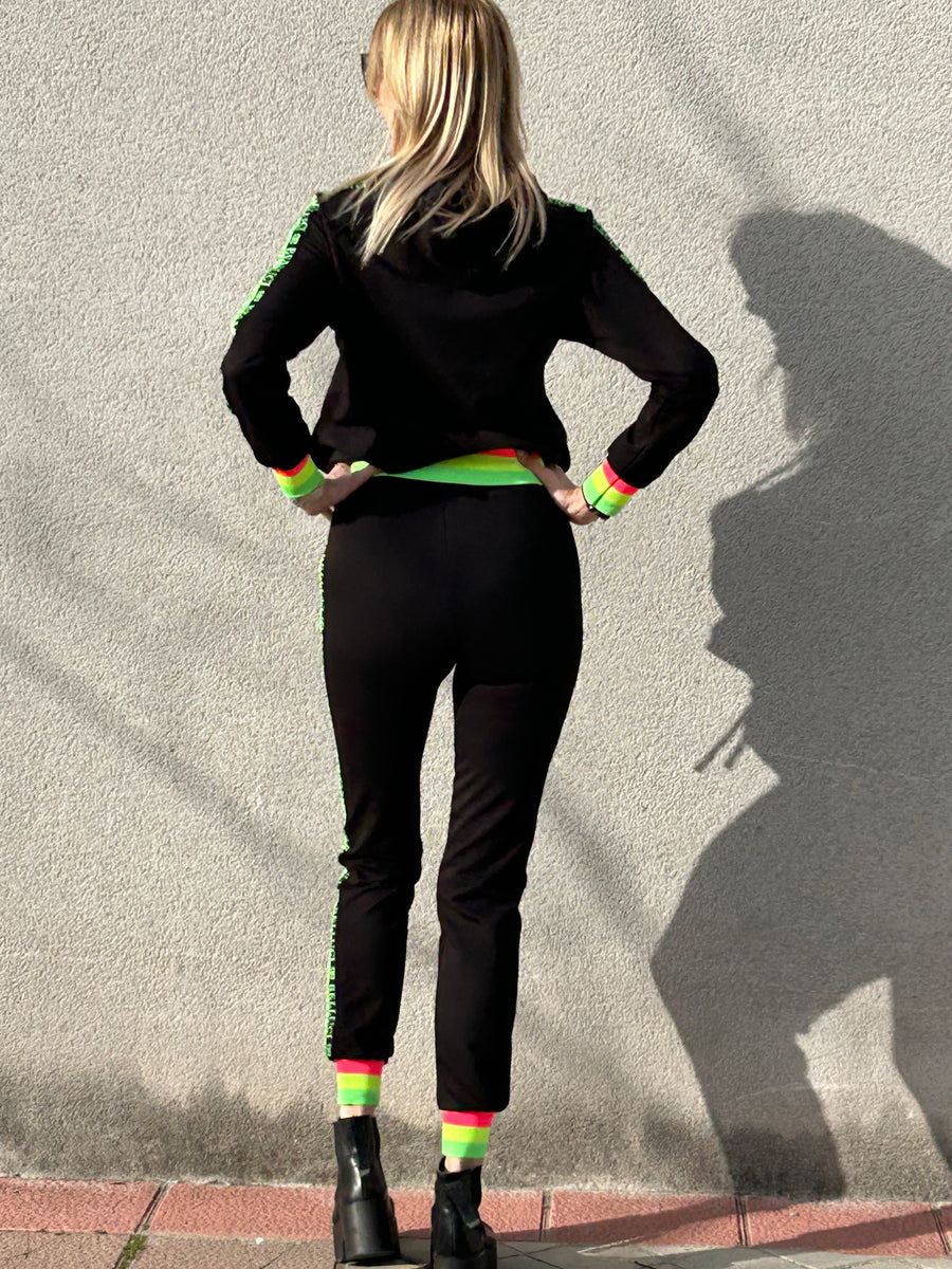 CONJUNTO ESTILO TRACK SUIT DE LYCRA CON TRASERA DE STRASS